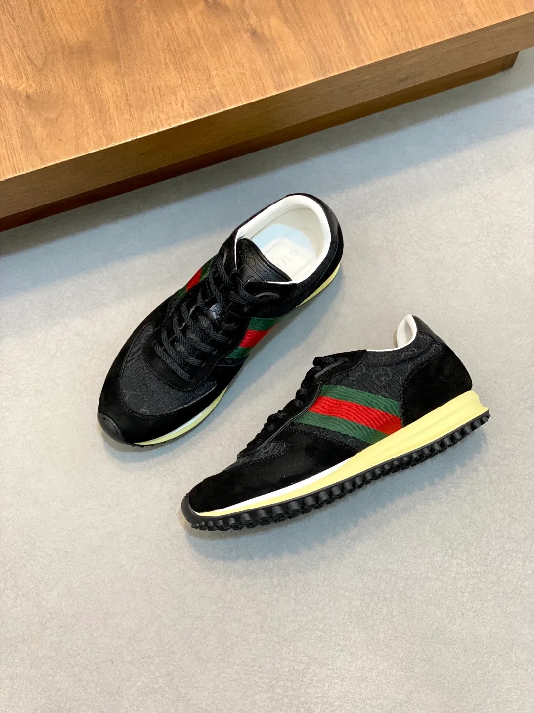 Men's shoes 💰660 [Gucci] Gucci - high-end quality original order 👩🏻‍❤️‍👨🏻 couple wear 🔍🔍🔍 casual sports shoes - upper: 🔝 suede calfskin, shoe body brand totem cloth. brand webbing, tongue. heel. air pressure brand logo - lining: water-dyed sheepskin -Outsole: ultra-light TPU foam·TR rubber; two-color molded outsole -Ultra-high quality control·fine workmanship: highlighted (high-end·exquisite·class) -Size: same style for men and women 36-44 (female 35, 40, male 45, 46 can be customized)·